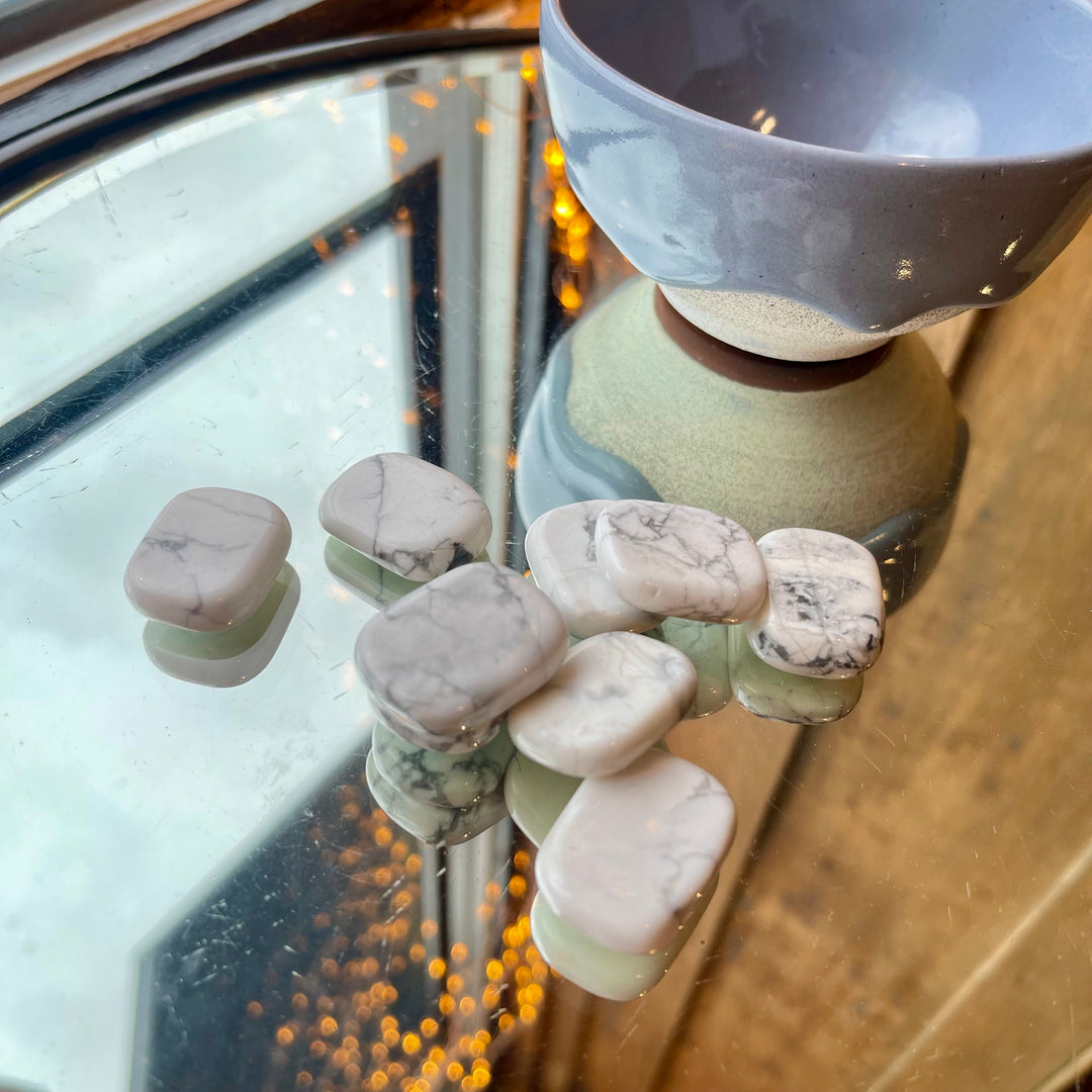 Howlite - Mini Palm Stones