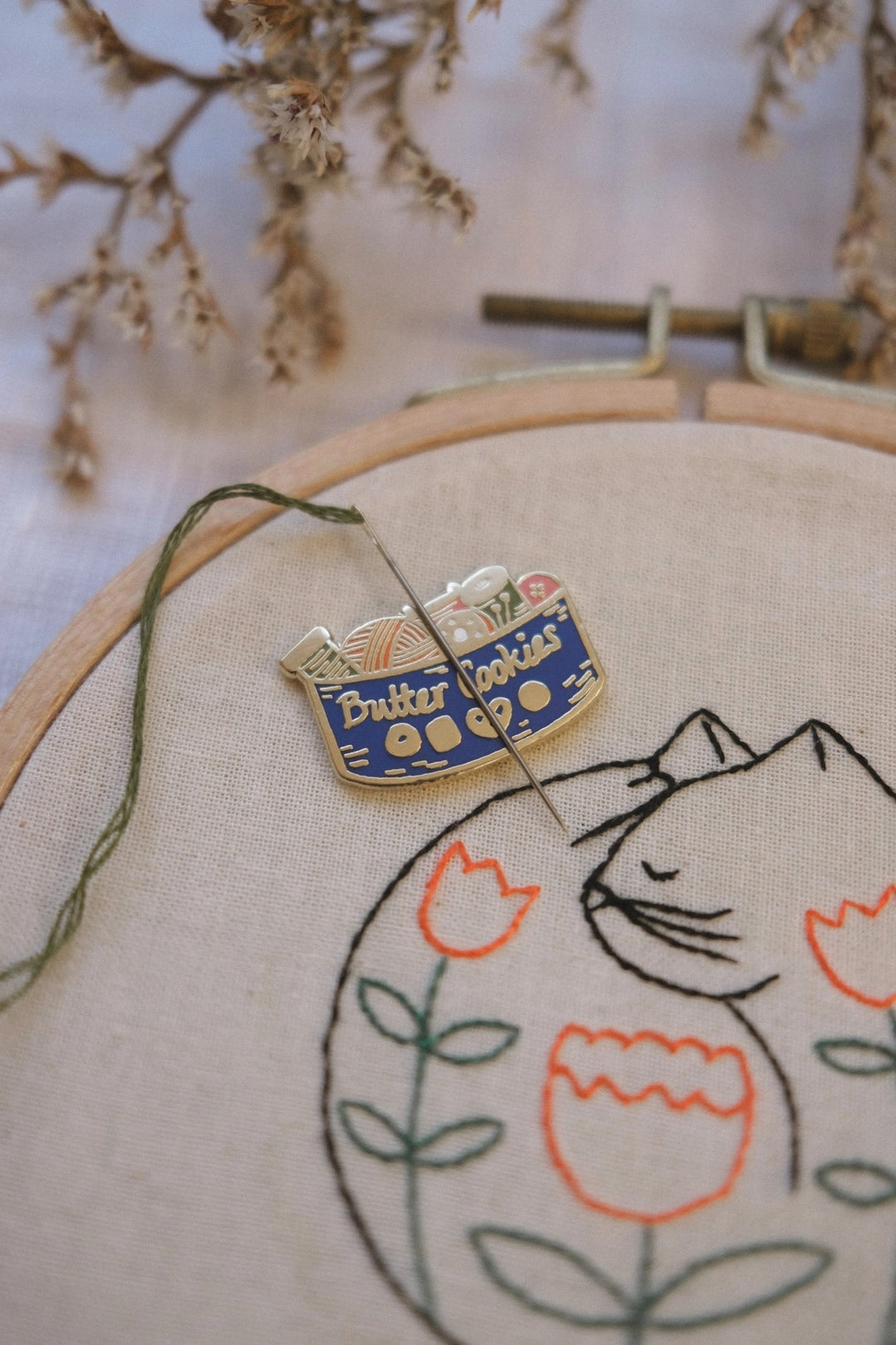Butter Cookie Sewing Kit Needle Minder