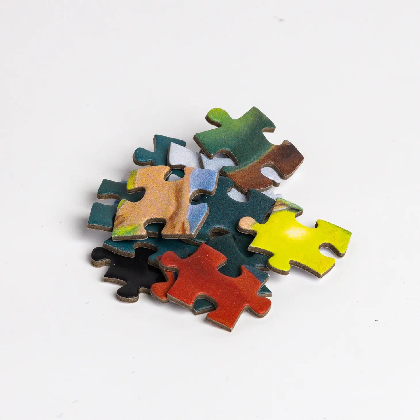 René Magritte - Son of Man Puzzle Did you know: This painting was a featured element in the plot of the 1999 movie (remake), The Thomas Crown Affair, with Pierce Brosnan and Rene Russo. If you're an art lover - you MUST watch it!