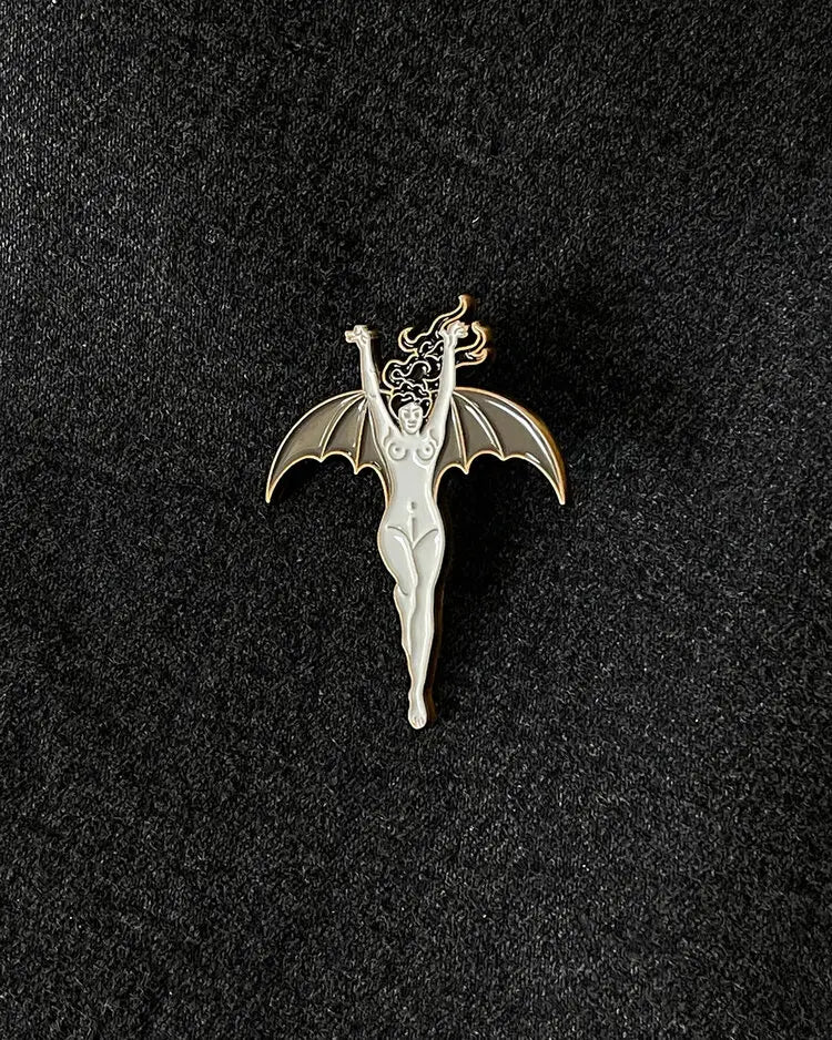 La Femme Chauve-Souris Pin