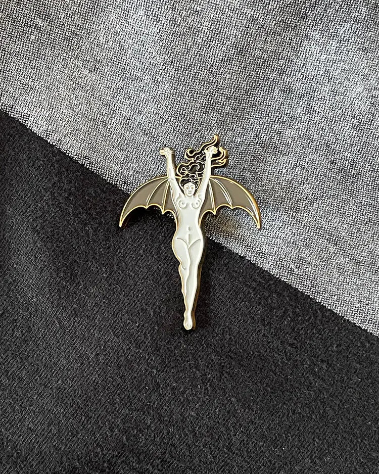 La Femme Chauve-Souris Pin